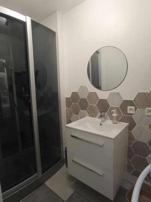A 50 M De La Plage, Appartement De 35 M2 : Les Pieds Sales Brehal Luaran gambar