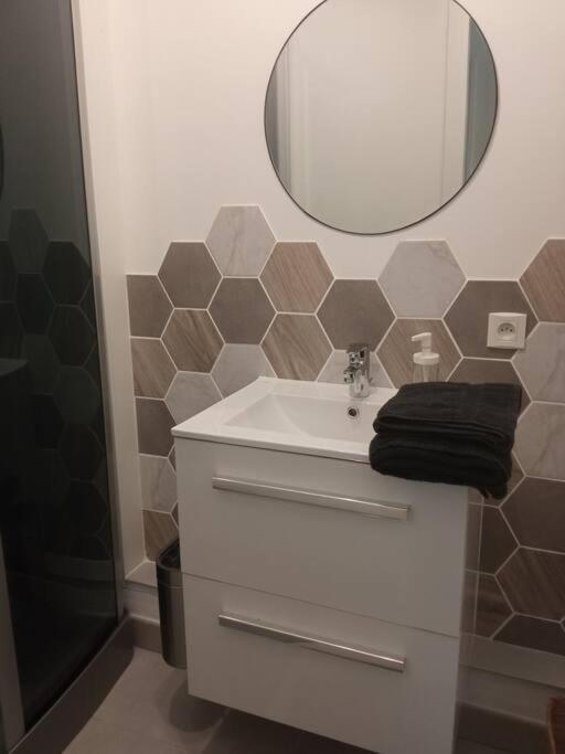 A 50 M De La Plage, Appartement De 35 M2 : Les Pieds Sales Brehal Luaran gambar